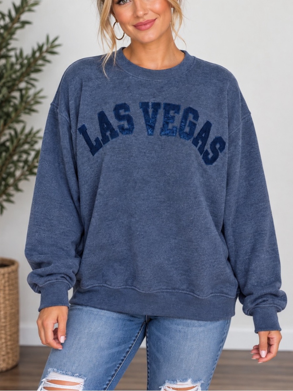 Las Vegas Blue Embroidered Crewneck Sweatshirt size XL